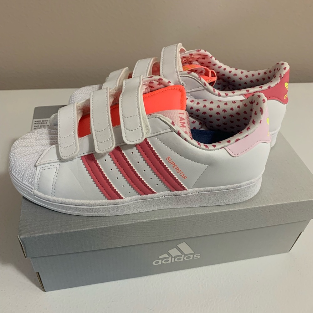 🆕 NWOT,Girls Adidas Superstars, size 3